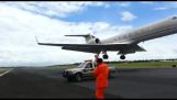 Aircraft lander på flyplassen mens rullebanen er reparert