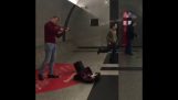 Falar e dança modernas no metro de Moscovo