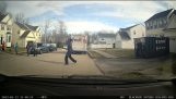 FedEx teslimat adam basketbol oynamayı durur