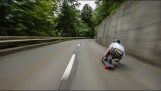 Descent на скейт на повече от 110 км / ч по швейцарските пътища