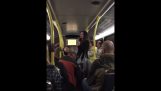 Ukraynalı koro bir otobüse söylüyor (Dublin)