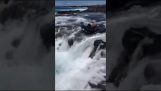 Descend einen Wasserfall auf einer aufblasbaren Matratze