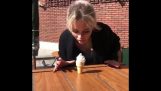 Jente skjuler en iskrem med munnen