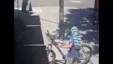 Egy fiatal kerékpáros tolvaj lesz karma