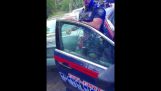 Polizist vs Wasserpistolen