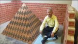 Пирамида направљена од 1 милион новчића
