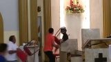 Man dringt Kirche Objekte zu brechen (Brazilien)