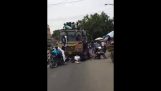 Los hombres caen desde el techo de un camión (India)