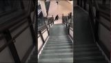 Sikkerhedsvagt falder ned ad en trappe