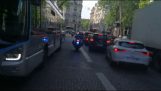 Motorcykel politiet eskortere belgiske ambulance