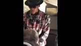 Cam Newton biedt man $ 1500 voor extra beenruimte op het vliegtuig en wordt afgewezen