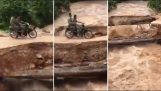 摩托车缺少桥倒塌后，柬埔寨