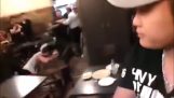 Sirtaki över slagsmål i en grekisk restaurang