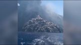 Пловило покушава да избегне ерупцију Стромболи