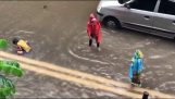 Mumbai niños nadan en la calle inundada