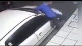 Stupid tyv forsøger at stjæle en bil spejl
