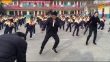Danseaza cu directorul școlii