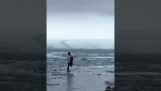 Идиот застрял на льду (Исландия)