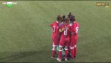 Der Hijab eines weiblichen Fußballspieler bekommt lose