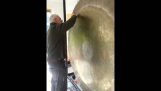 Ljud testa en gigantisk gyllene gong