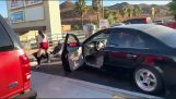 Žena se snaží uniknout poté, co způsobí dopravní nehodu s její auto