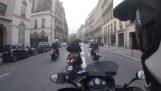摩托车和巴黎的警察之间的追逐