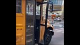 Osoba zhodený školský autobus