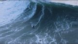 Skútr řidič zachrání surfař v Nazaré
