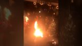 Brandstifter sætter en bil i brand uden restaurant