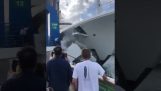 Große Yacht trifft Brückenwärter