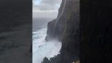 Waterhoos in de buurt van een klif (Faeröer)