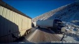 Велики камион бежи од несреће на леденој путу