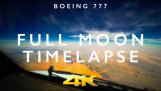 Boeing 777 vliegt op een volle maan 's nachts (timelapse)