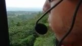 直升機飛越叢林