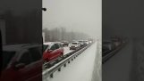 Chaos in het Russisch het verkeer als gevolg van een sneeuwstorm