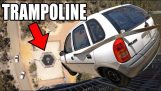 Auto vs valtava trampoliini