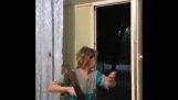 Žena výhonky s AK-47 mimo okno pre “Šťastný nový rok”