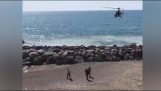 Policejní vrtulník odpuzuje lidi od pláže