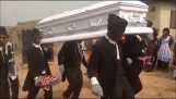 The last “dance of the deceased” – een vreemde traditie uit Ghana