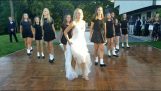 Tańczące dziewczyny na irlandzkim ślubie