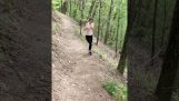 Kvinnan möter ormen när man vandrar
