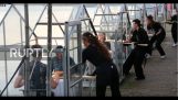 An Amsterdam restaurant creates “mini greenhouses” om haar klanten een veilig gevoel te geven tegen het virus