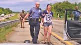 Frau rammt Polizeiauto während der Verfolgung