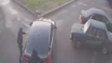 Garageägaren slår tjuvar med en bil