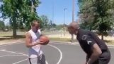 שוטר שחור מתעלל באדם לבן במגרש כדורסל