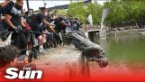 Протестуючі знищують статую Едварда Колстона і кидають її в річку Брістоль