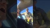 En politibetjent prøver å spraye en sjåfør med pepperspray for å ha overskredet fartsgrensen og nektet å komme seg ut av bilen