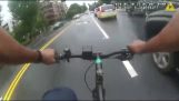 자전거 타는 사람이 범죄자를 쫓고 있던 애틀랜타 경찰에게 자전거를 빌려줍니다