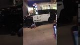 Politibetjent får en søppelkasse på hodet