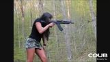 Девушка стреляет из автомата Калашникова одной рукой